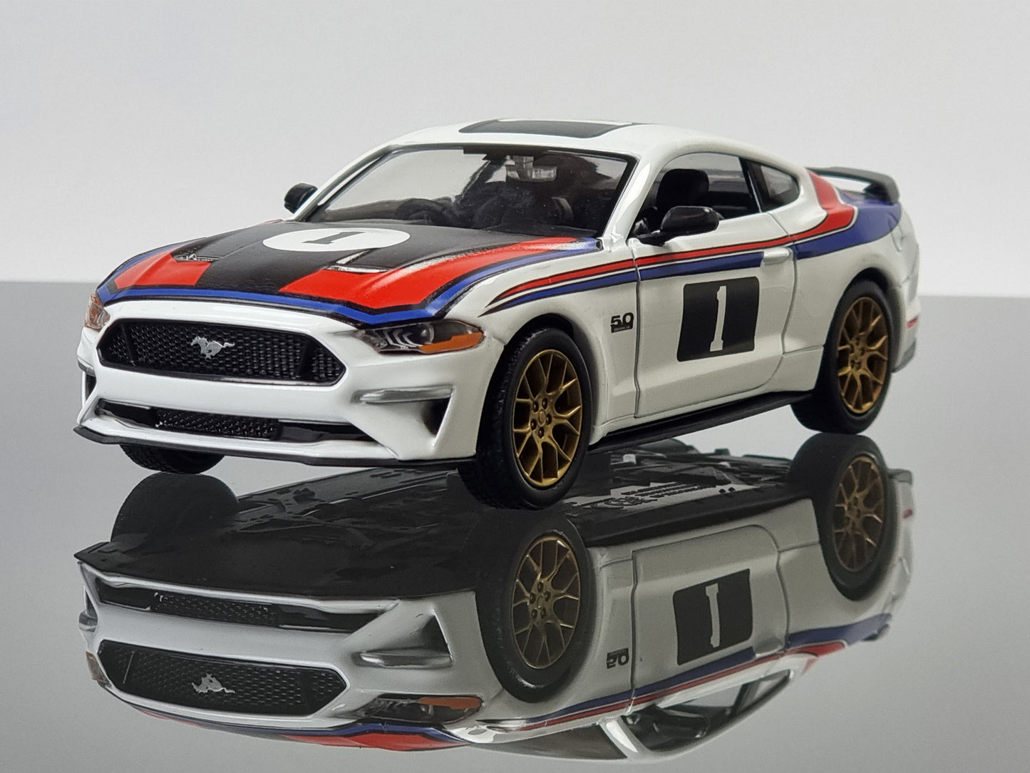 Legendary Tribute: 1:24 #1 Bathurst Special 2018 Mustang RHD Allan Moffat Retro